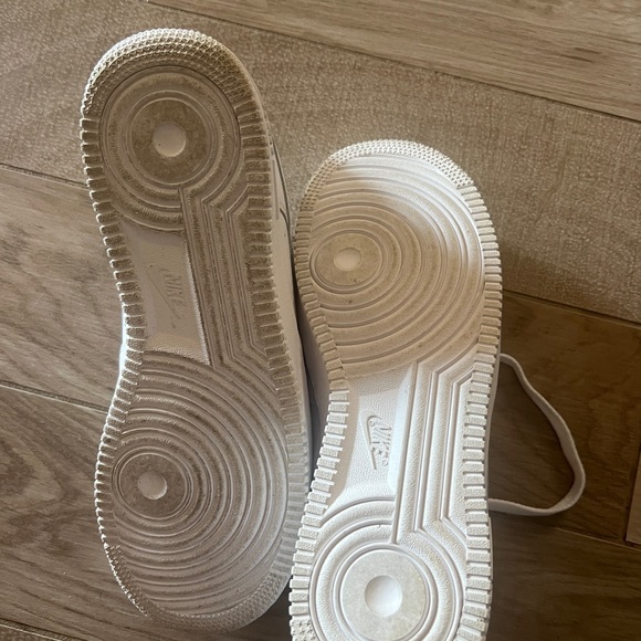 Men's White Nike Air Force 1 Sneakers - Picture 3 of 4